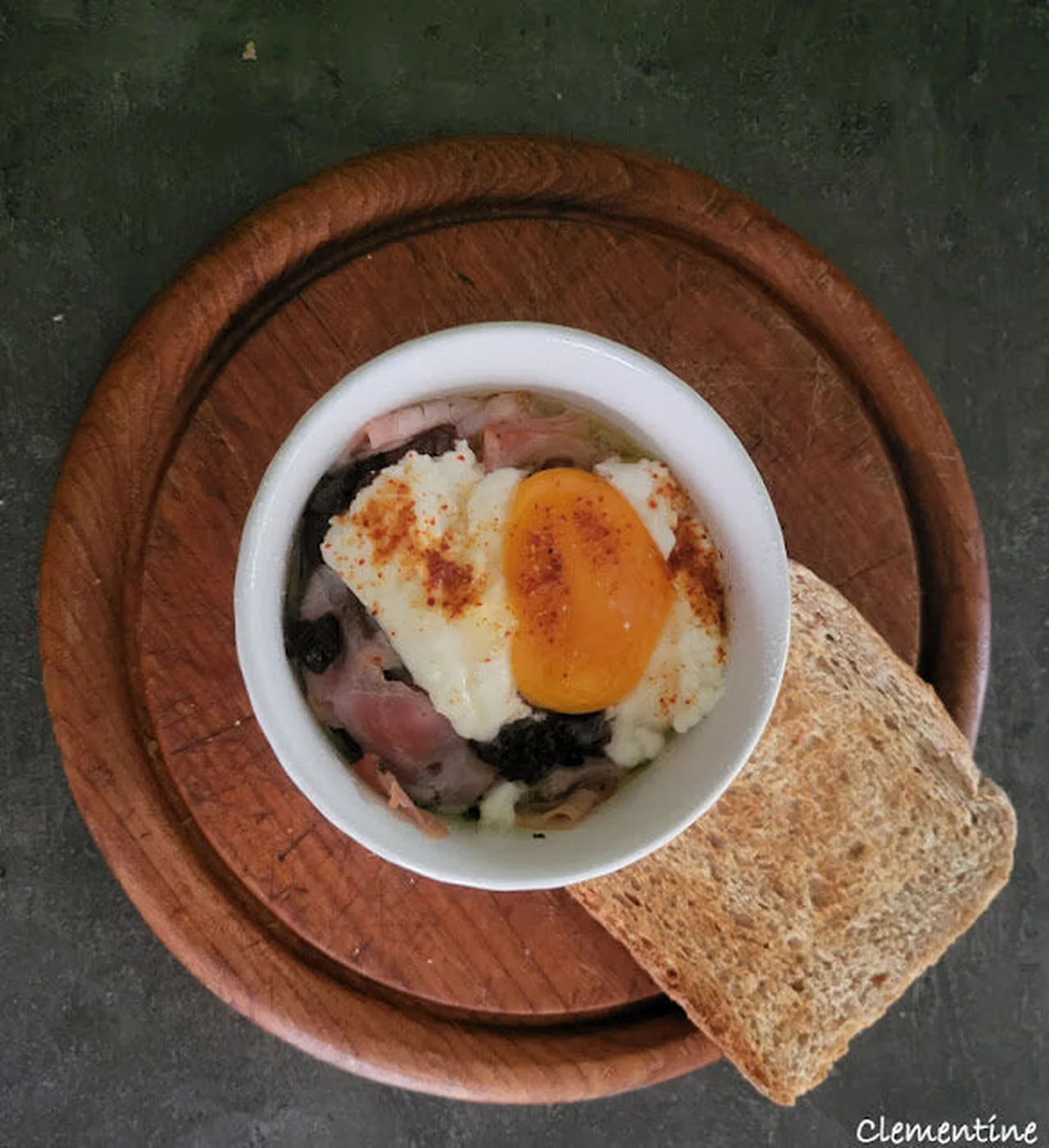 Œuf cocotte courgettes, porchetta, chèvre