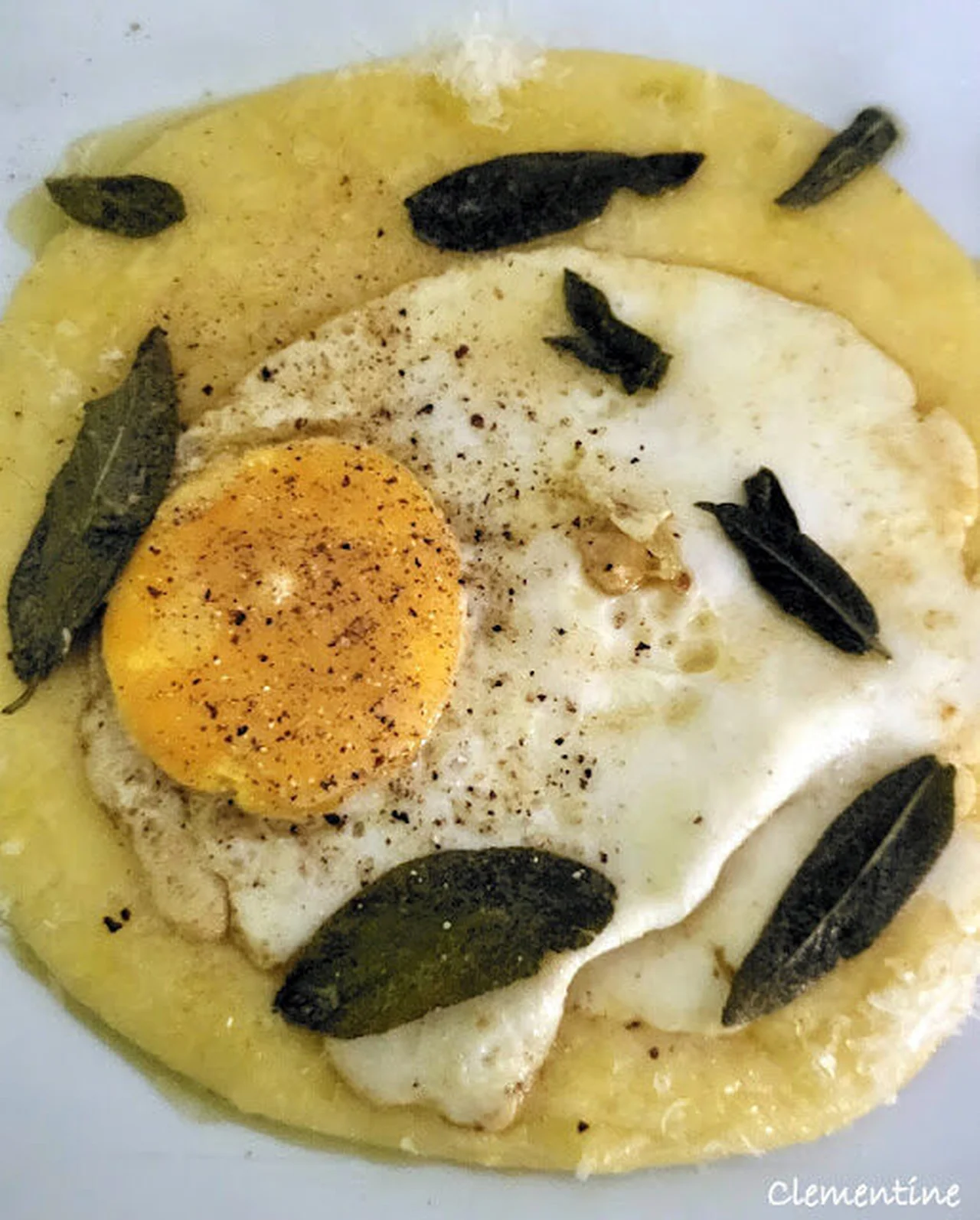 Polenta à la sauge et oeuf sur le plat