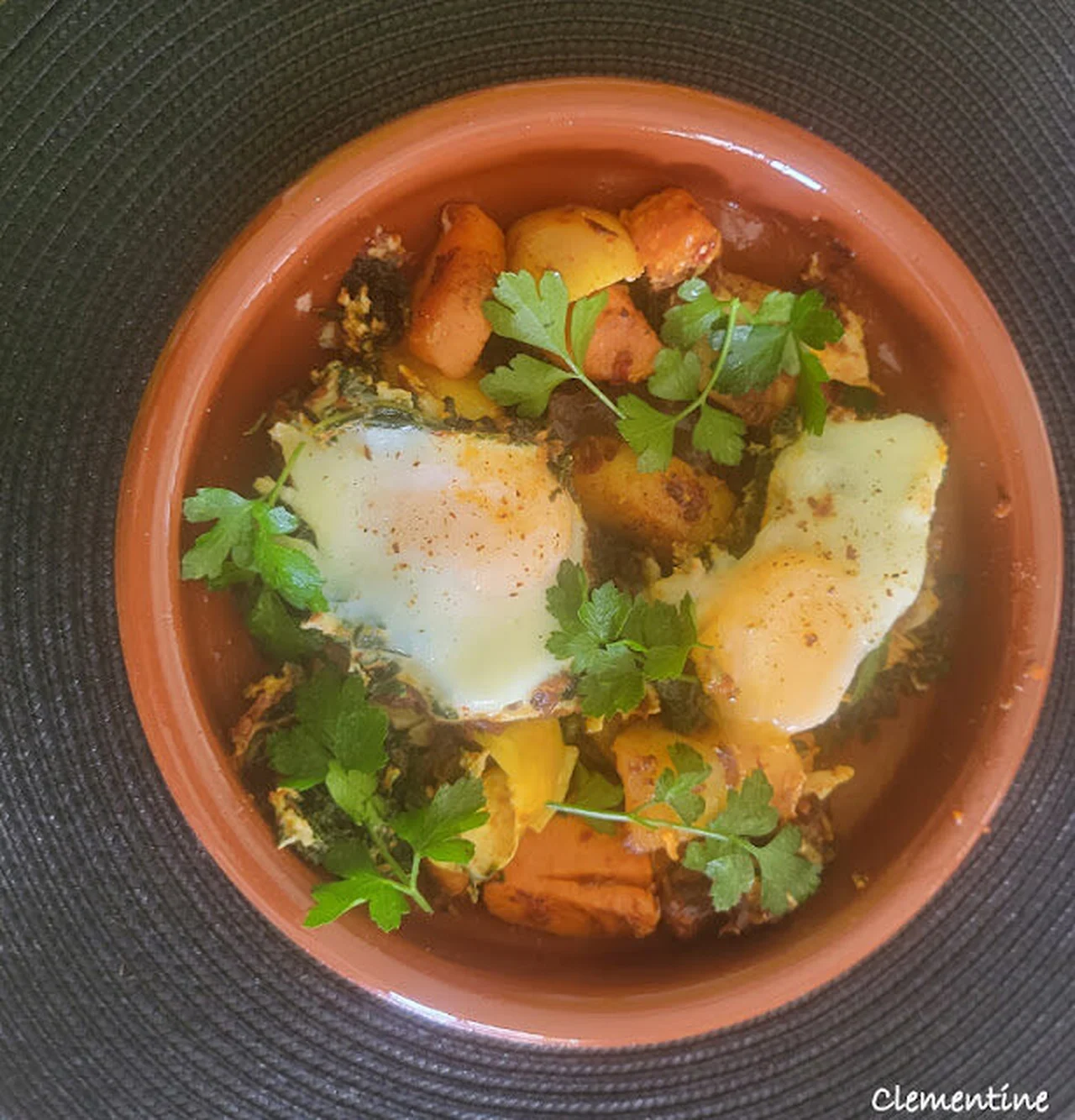 Pommes de terre rissolées avec 'nduja, kale et œufs