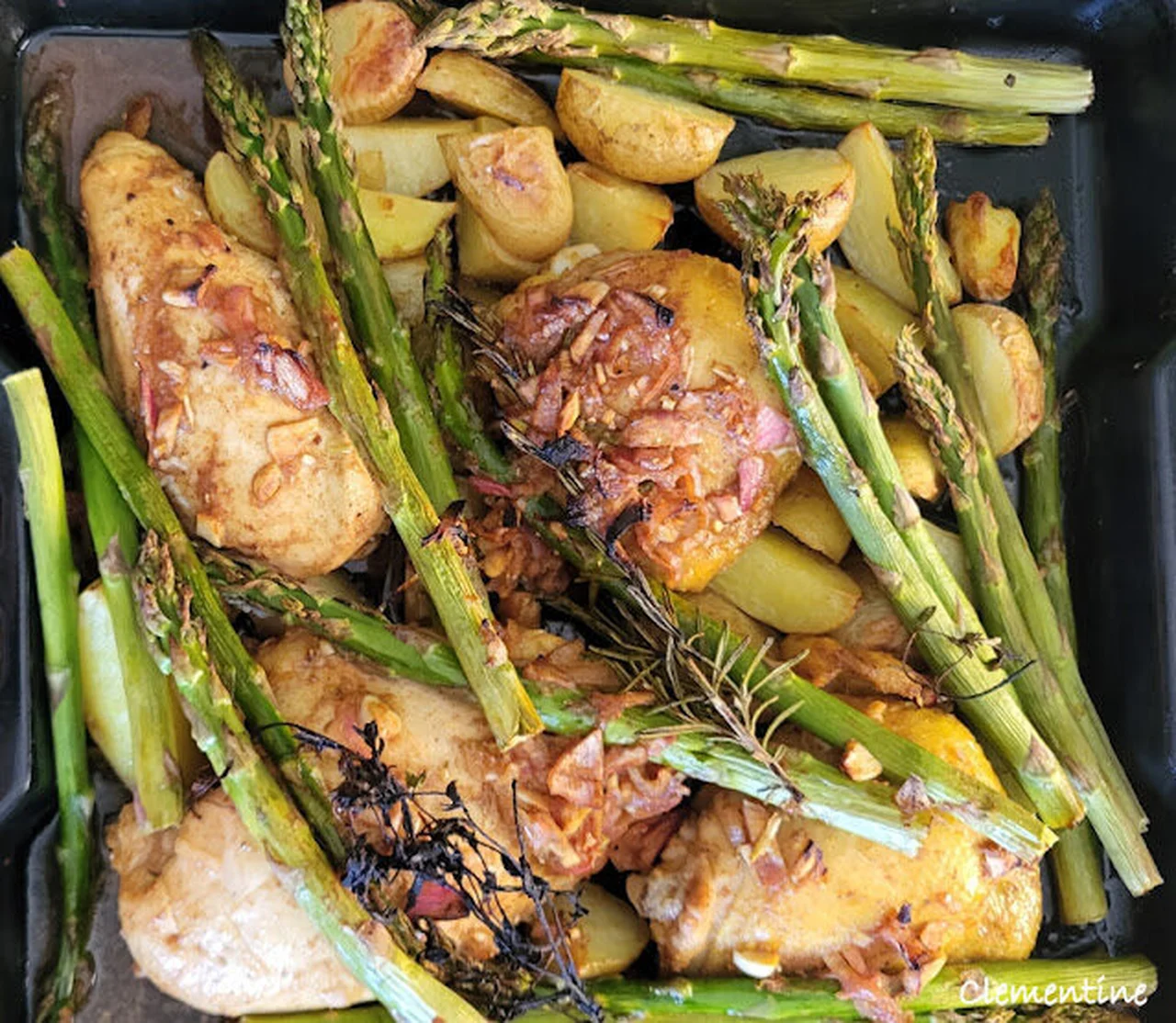 Poulet au miel et citron, pommes de terre et asperges
