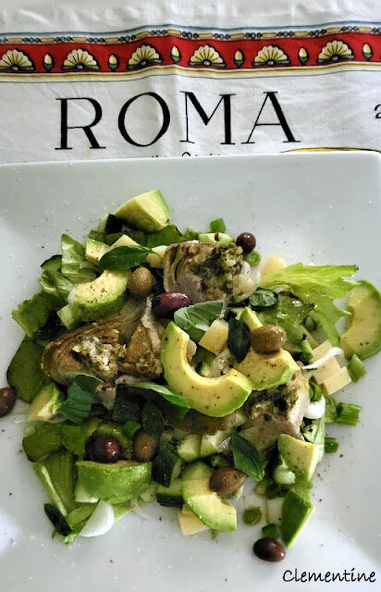 Salade aux artichauts, fromage et avocat