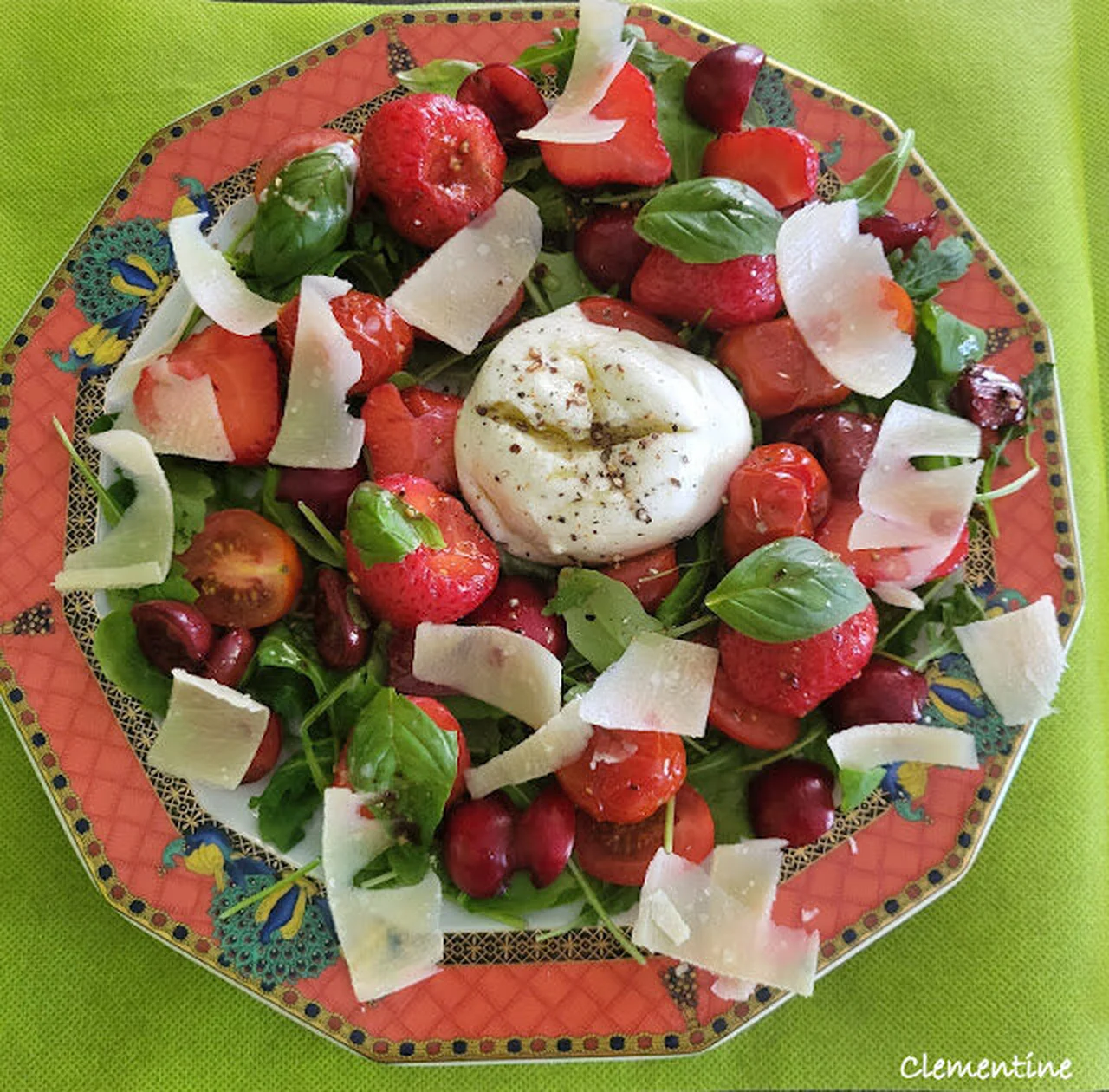 Salade tomates cerises, cerises, fraises et mozzarella