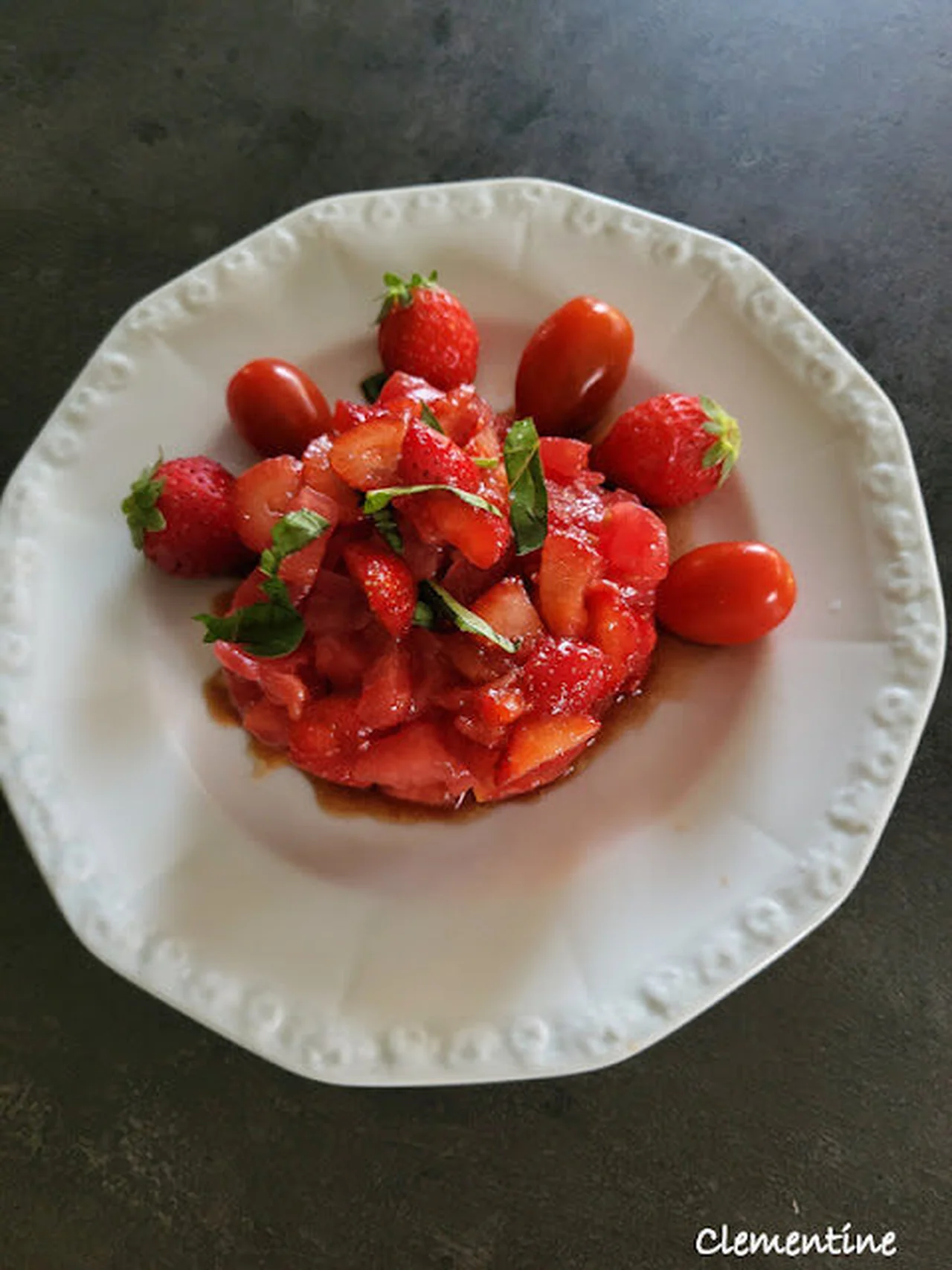 Salade de tomates et fraises au balsamique