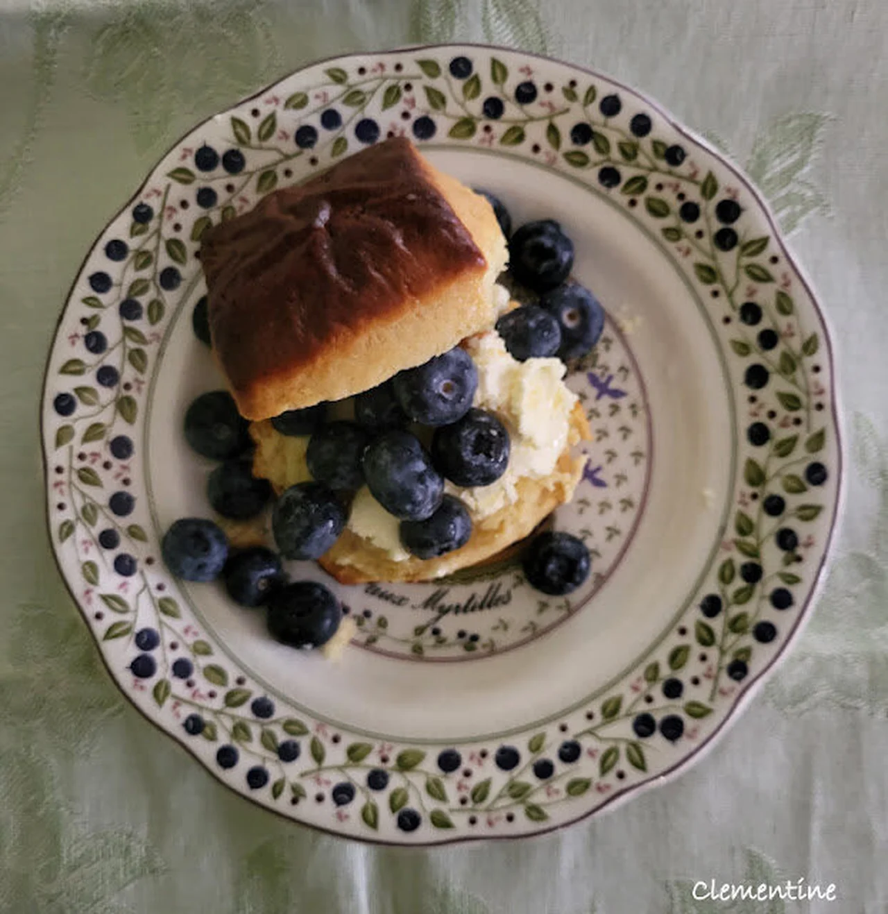 Scones aux myrtilles et clotted cream