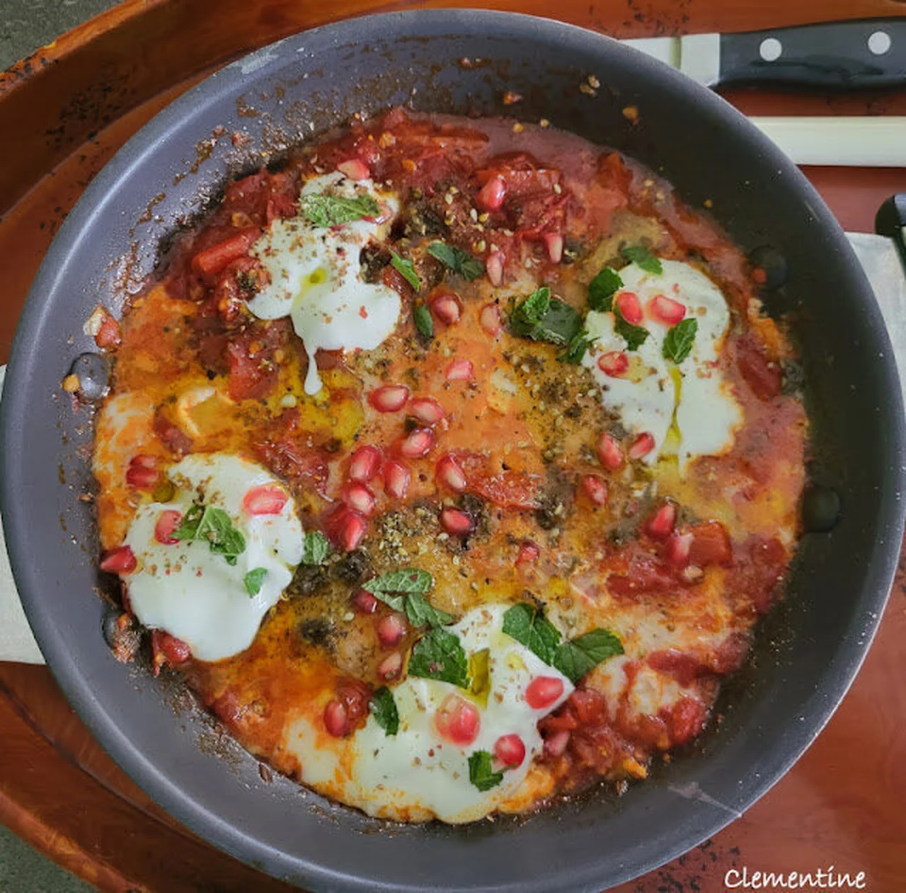 Shakshuka aux graines de grenade, menthe et za'atar