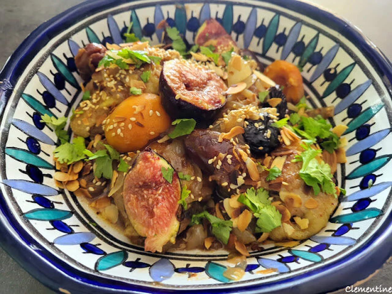 Tajine de poulet aux dattes, figues et pruneaux