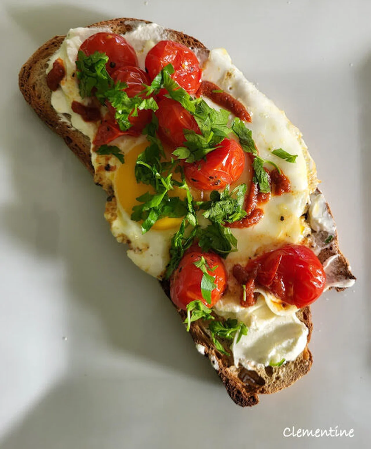 Tartine à l'œuf et aux tomates