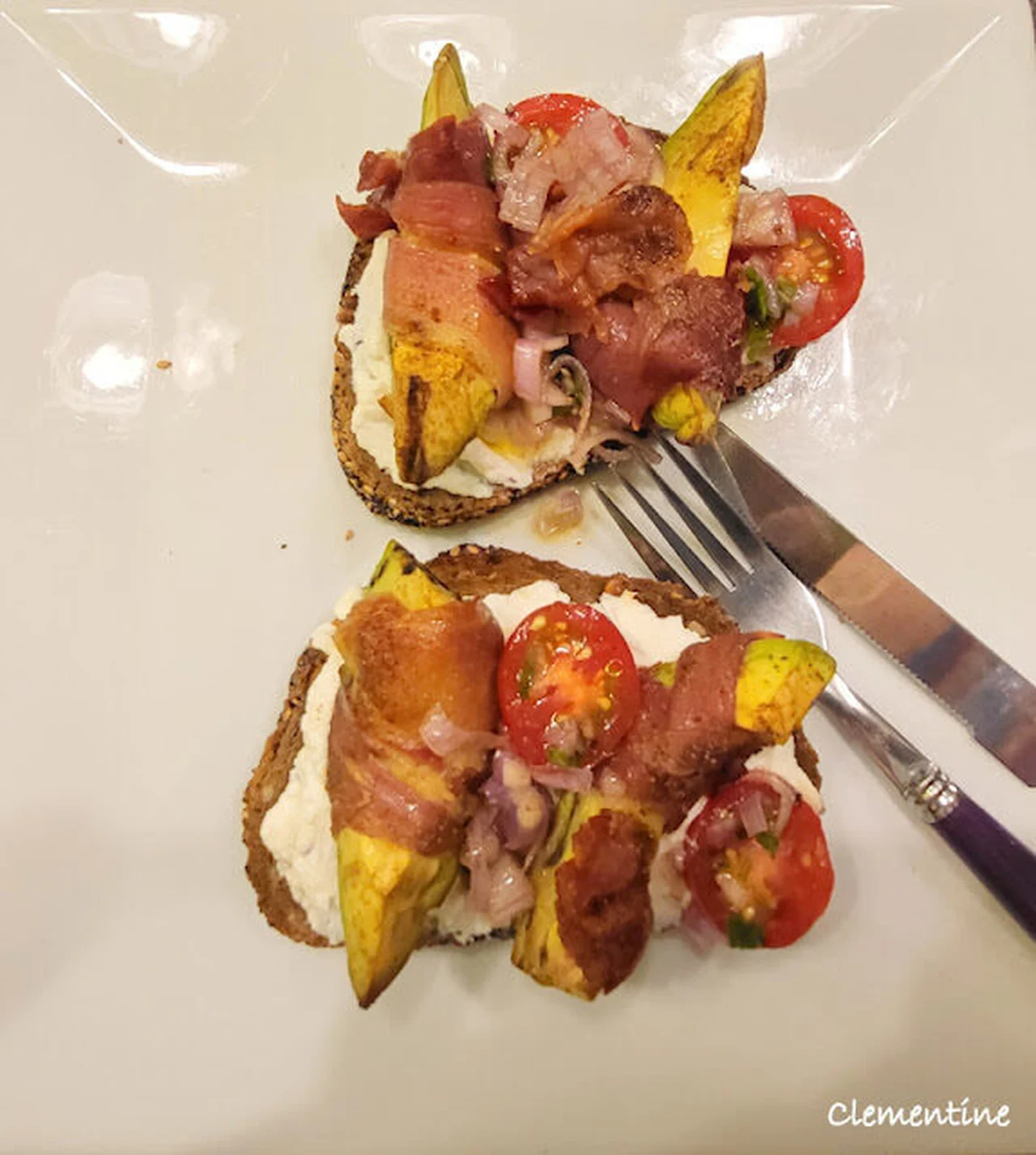 Tartine avocat bacon sur ricotta au citron