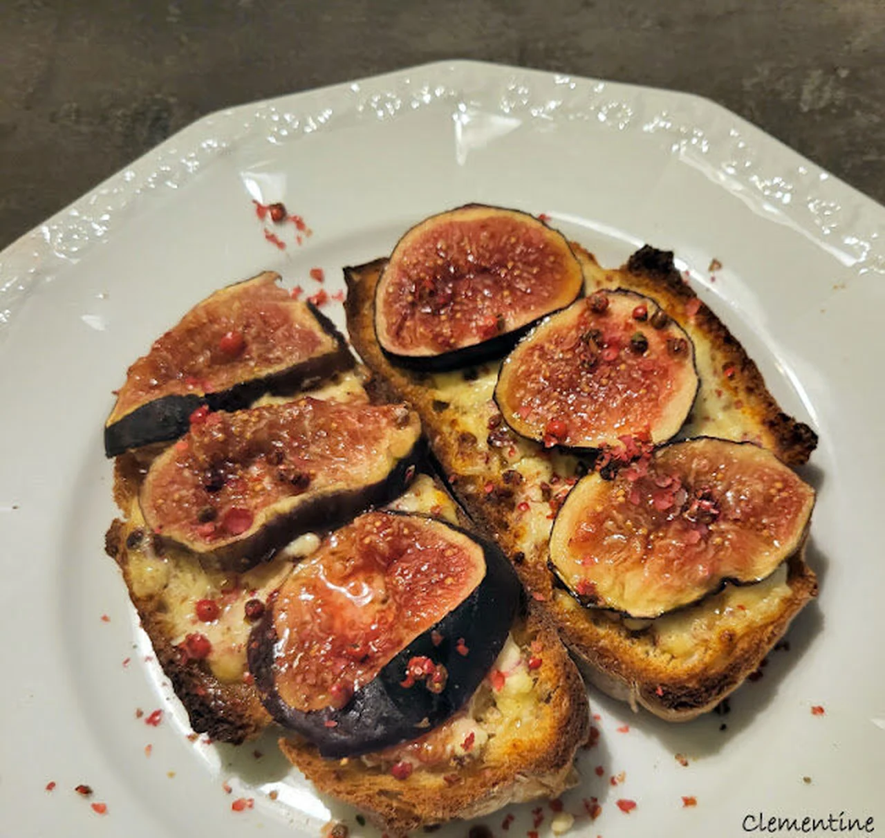 Tartine figues et Saint-Marcellin, baies roses
