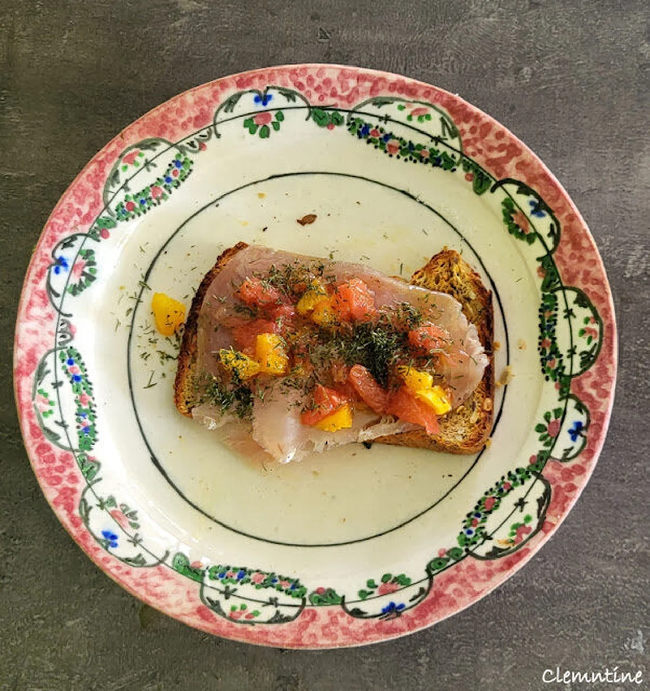 Tartine de thon fumé aux agrumes