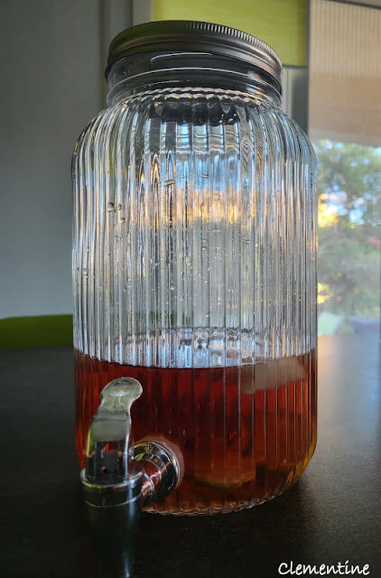 Thé glacé hibiscus et fleurs de sureau