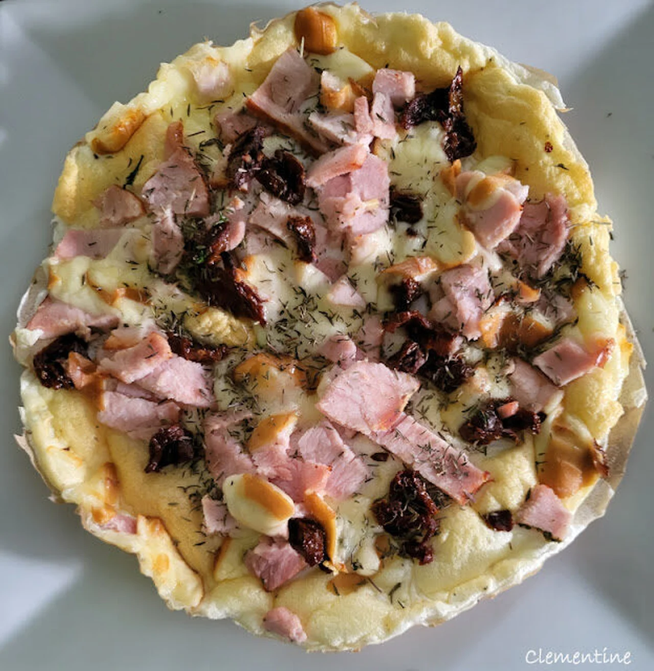 Pizza factice de blancs d'œuf, jambon et scamorza