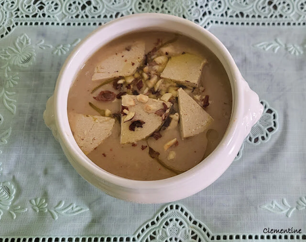 Velouté de châtaignes, pois chiches et foie gras