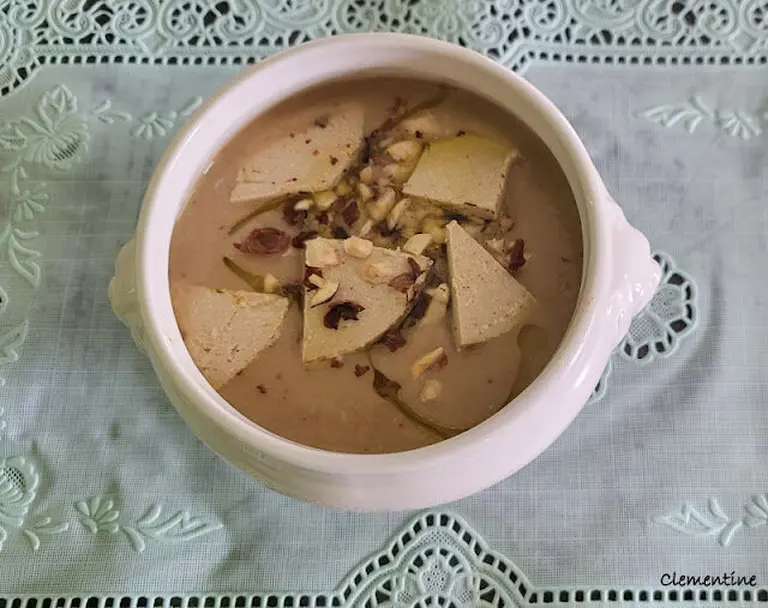 Velouté de châtaignes, pois chiches et foie gras