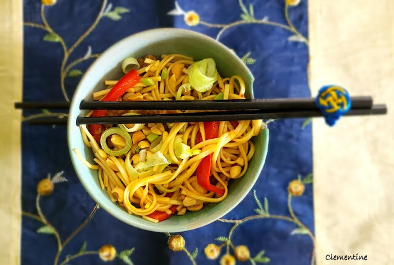 Wok de nouilles, bœuf et poivrons rouges