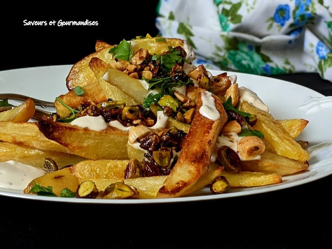 Frites au four avec yogourt tahini et fruits secs