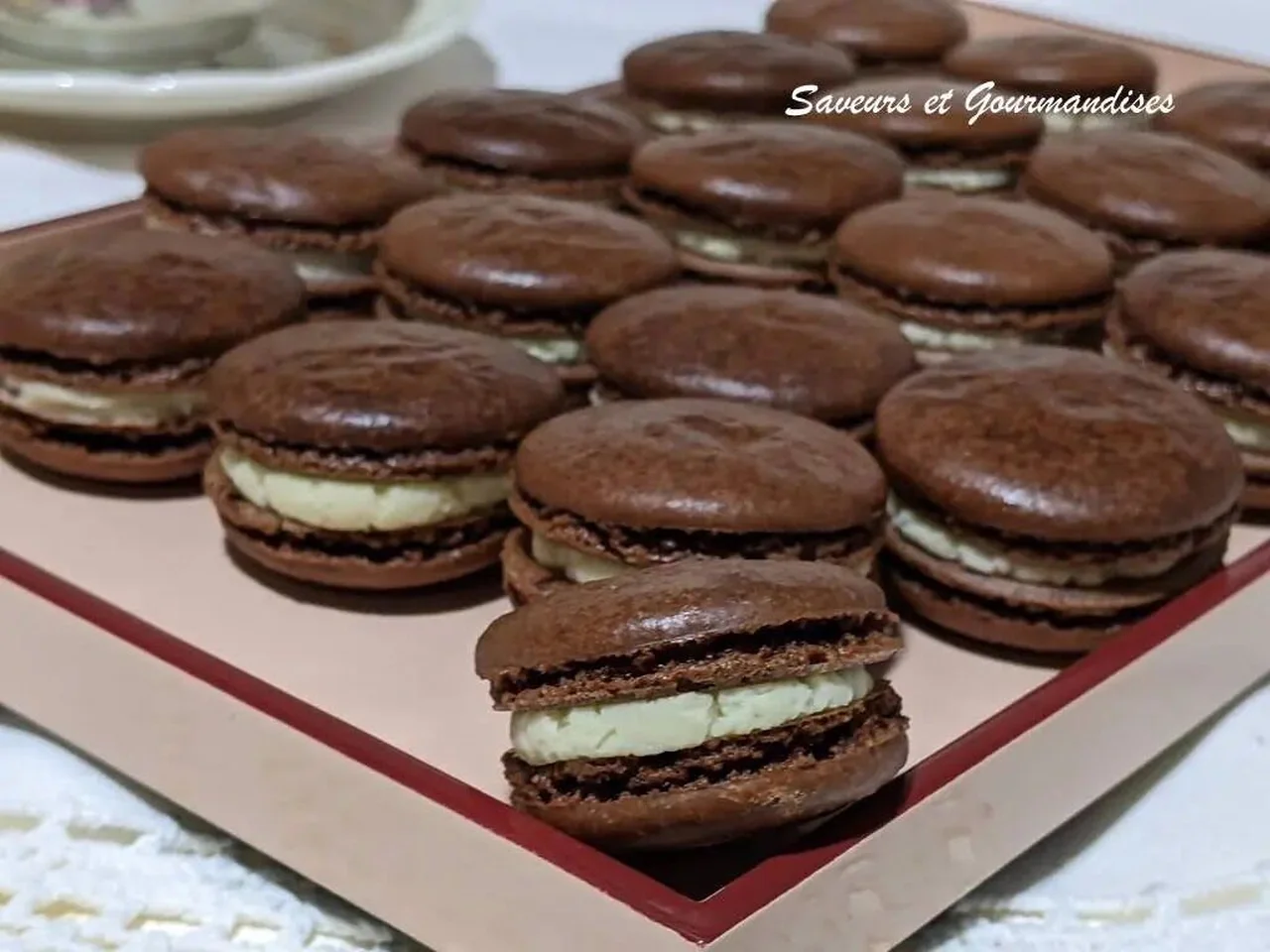 Macarons cacao, ganache blanche à l'eau de rose