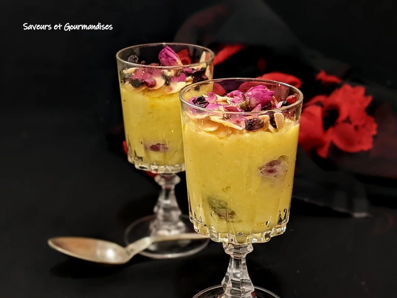 Pudding de riz au safran, pétales de rose et amandes