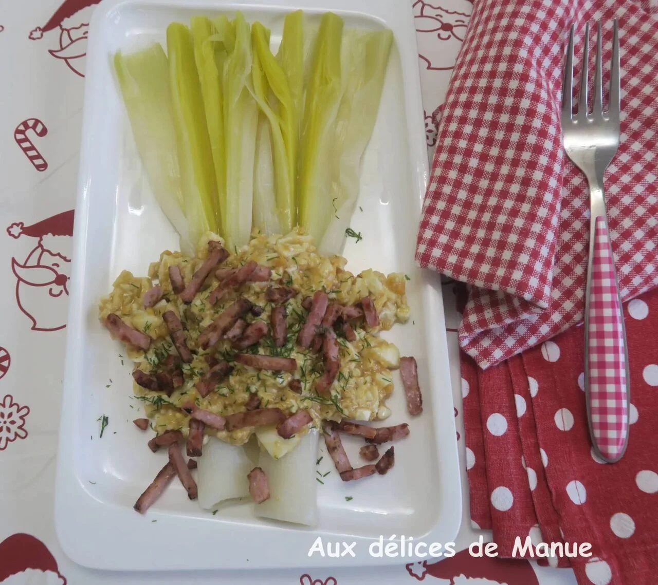 Salade tiède de poireaux et bacon, vinaigrette aux œufs durs