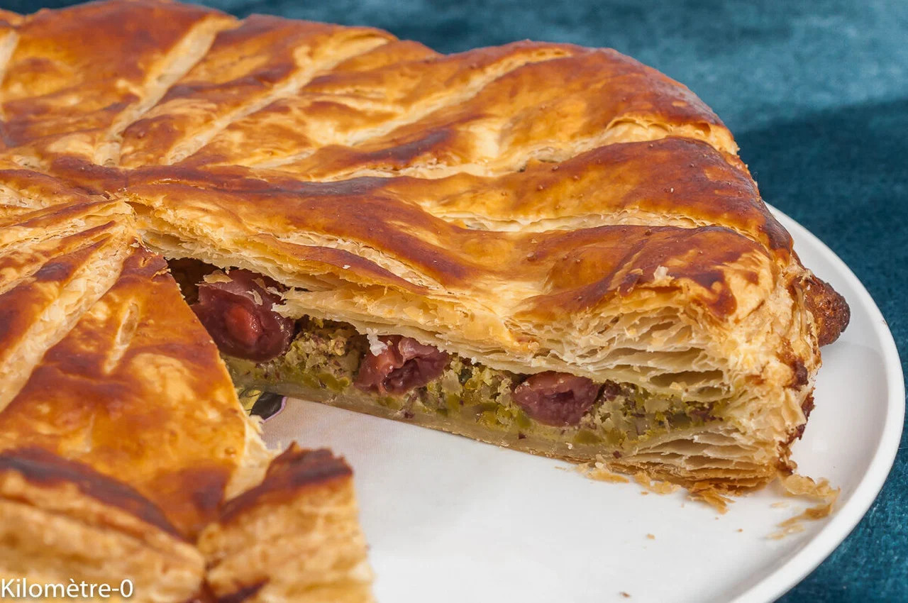 Galette des rois crème d'amandes et pistaches aux cerises