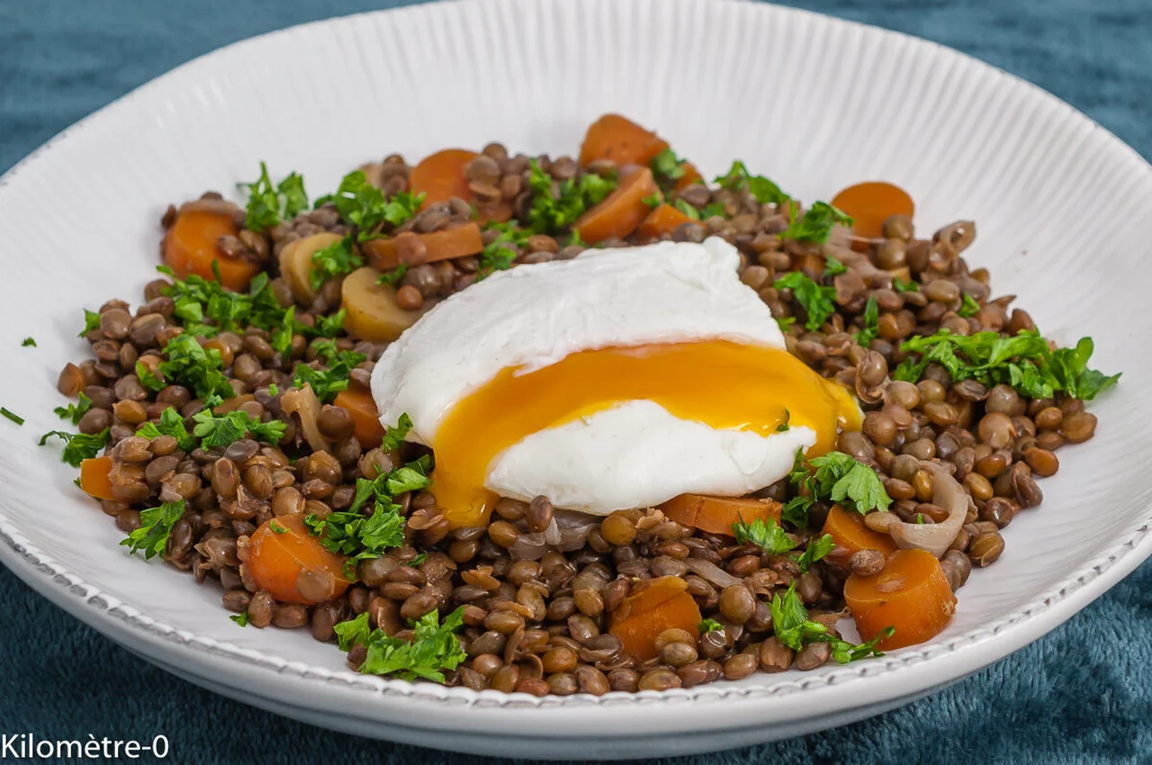 Lentilles vertes aux œufs pochés