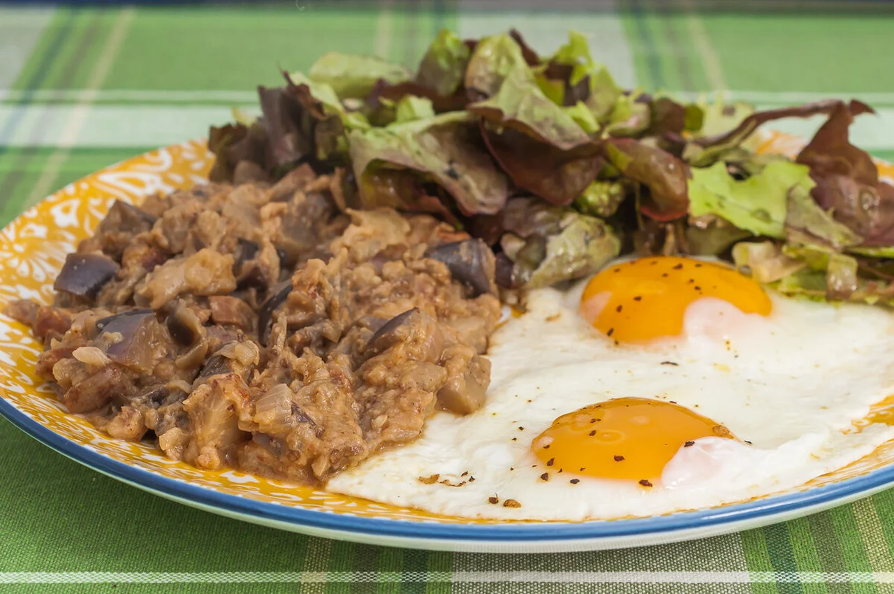 Oeufs sur le plat, aubergines à la purée d'amandes