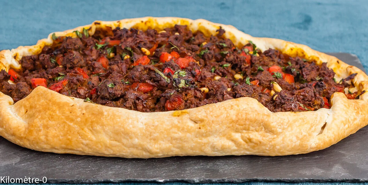 Pide au boeuf et oignons caramélisés