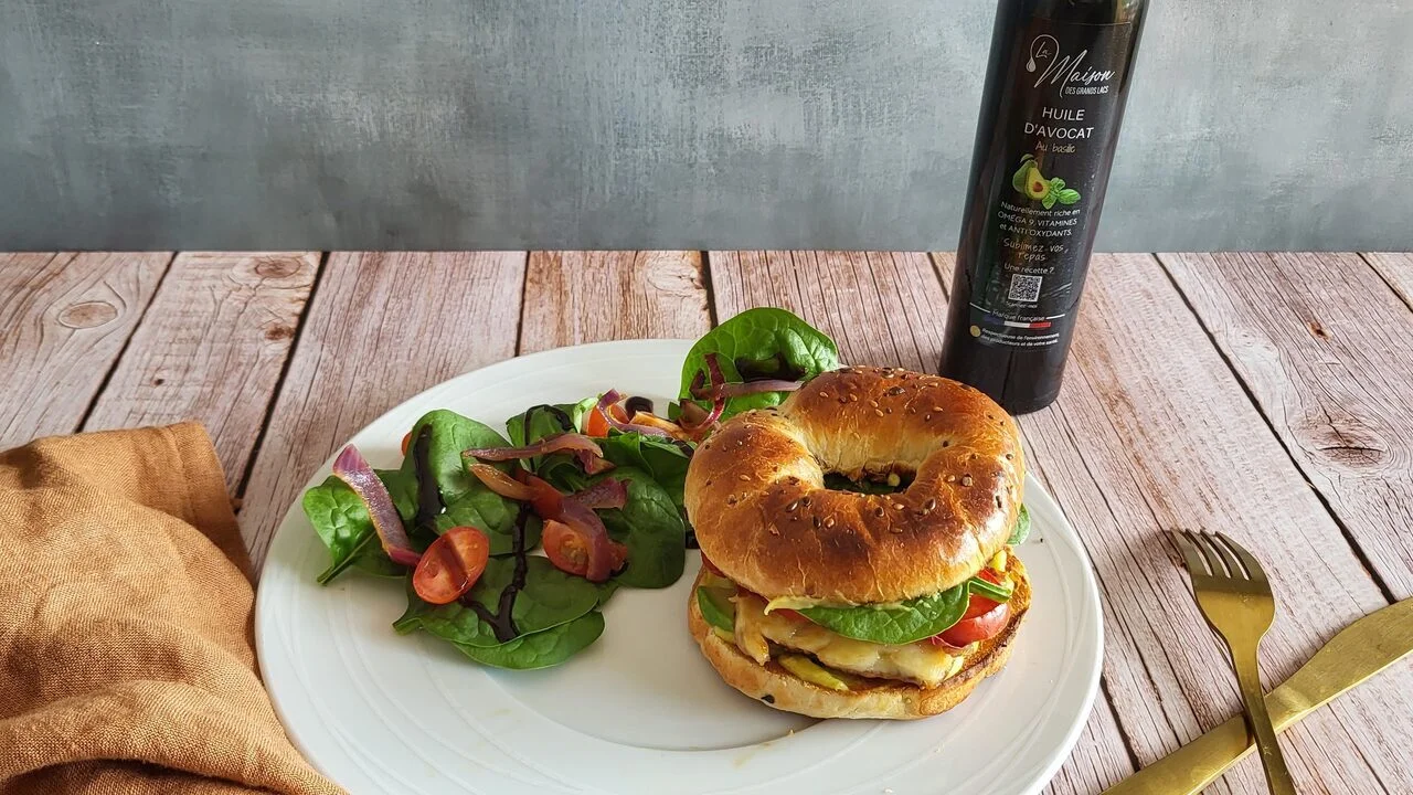 Bagel végétarien à l'halloumi et avocat
