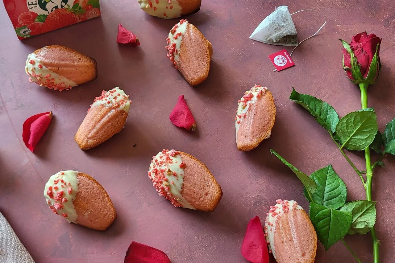 Madeleines roses à la tisane fruits rouges