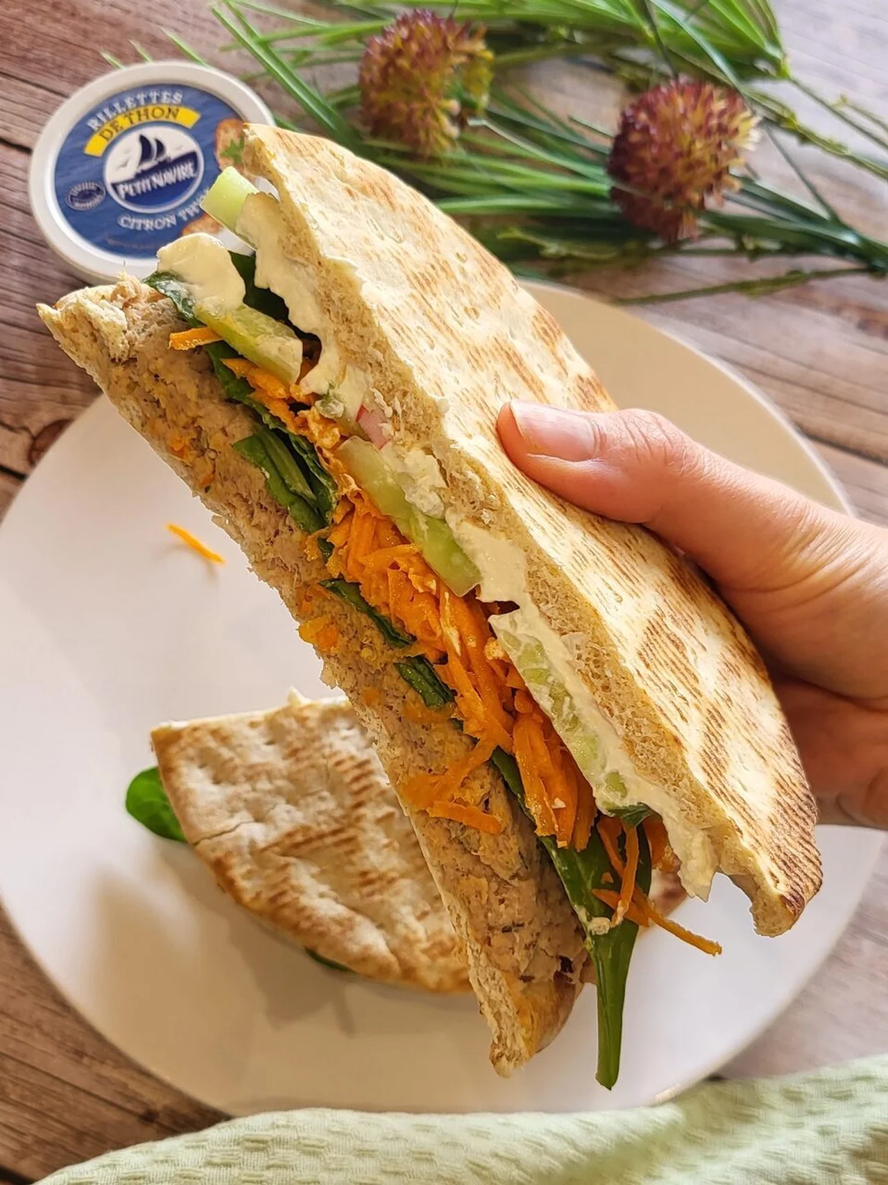 Pain suédois aux rillettes de thon et crudités