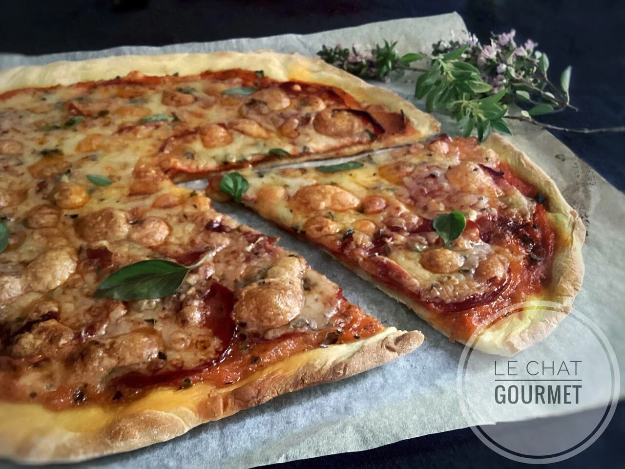Pizza au chorizo et à la mozzarella