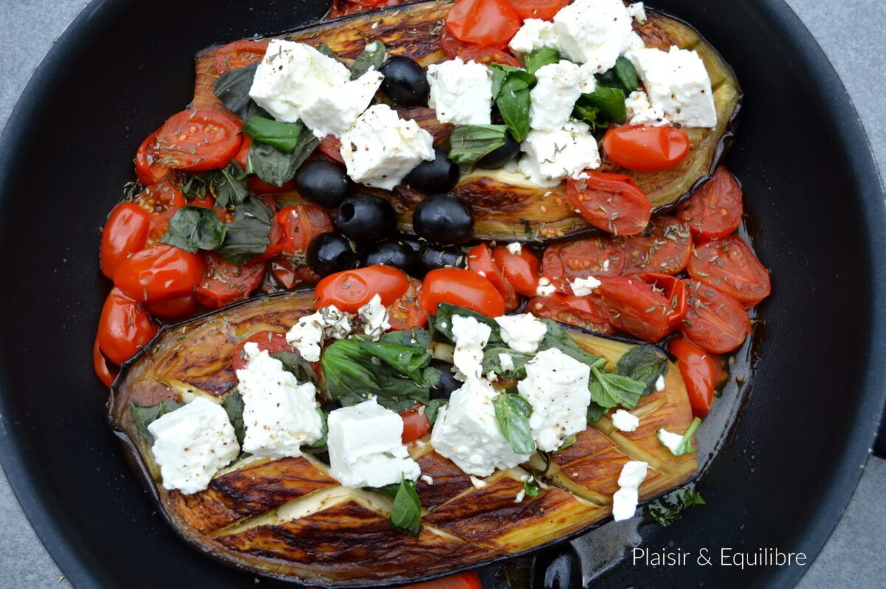 Aubergines rôties, tomates, feta et olives noires