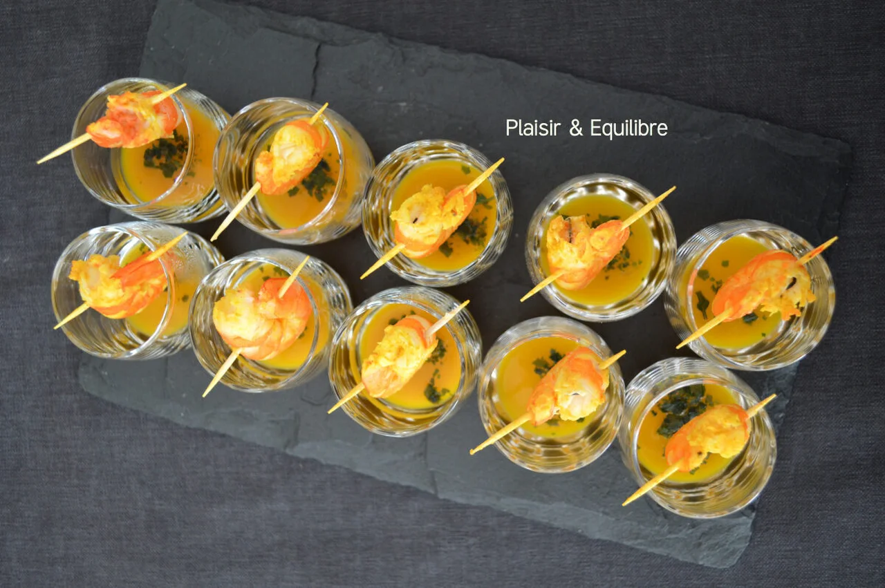 Brochettes de crevettes sur purée de mangue