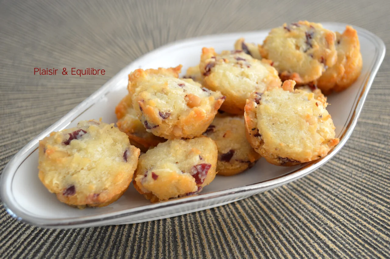 Financiers à la bresaola, comté et pignons de pin