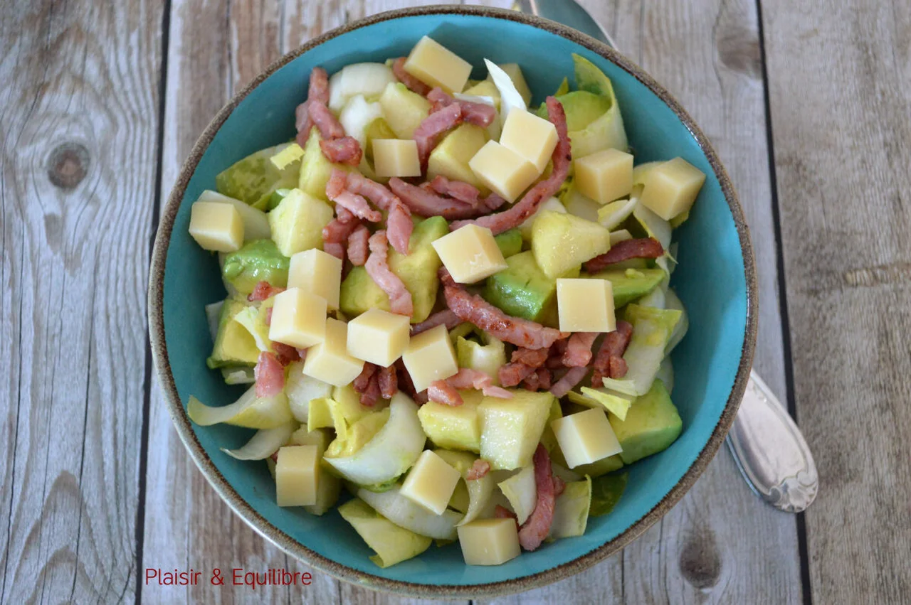 Salade d'endives aux lardons, avocat, pomme et comté