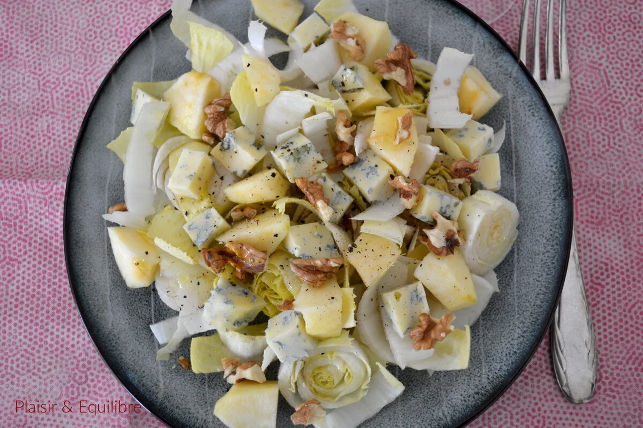 Salade d'endives, pommes, noix et fourme de Montbrison