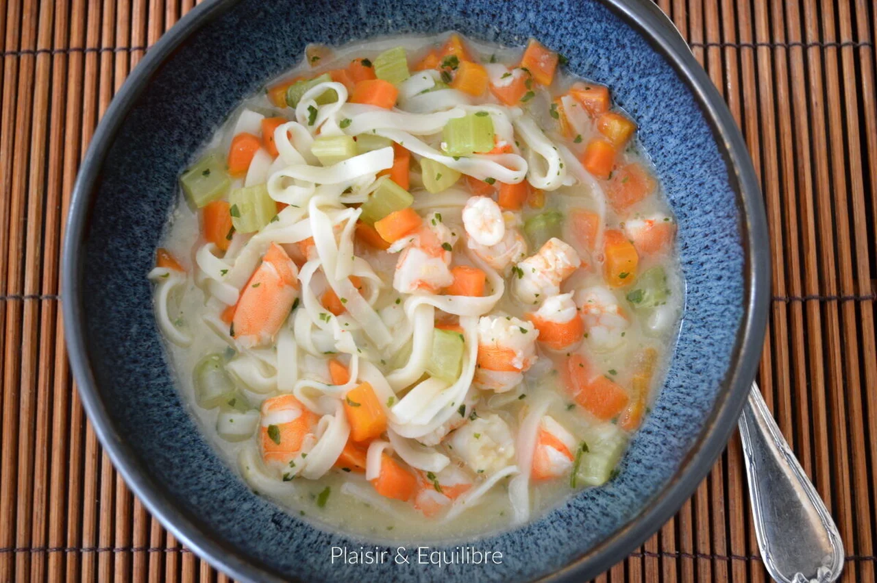 Soupe thaïe aux crevettes et nouilles udon
