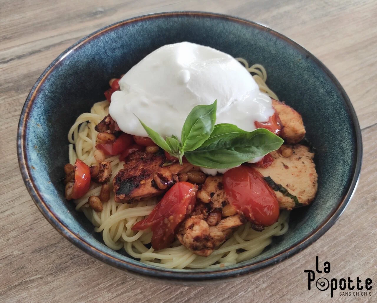 Spaghetti au poulet, burrata et sauce à l'ail au beurre citronné