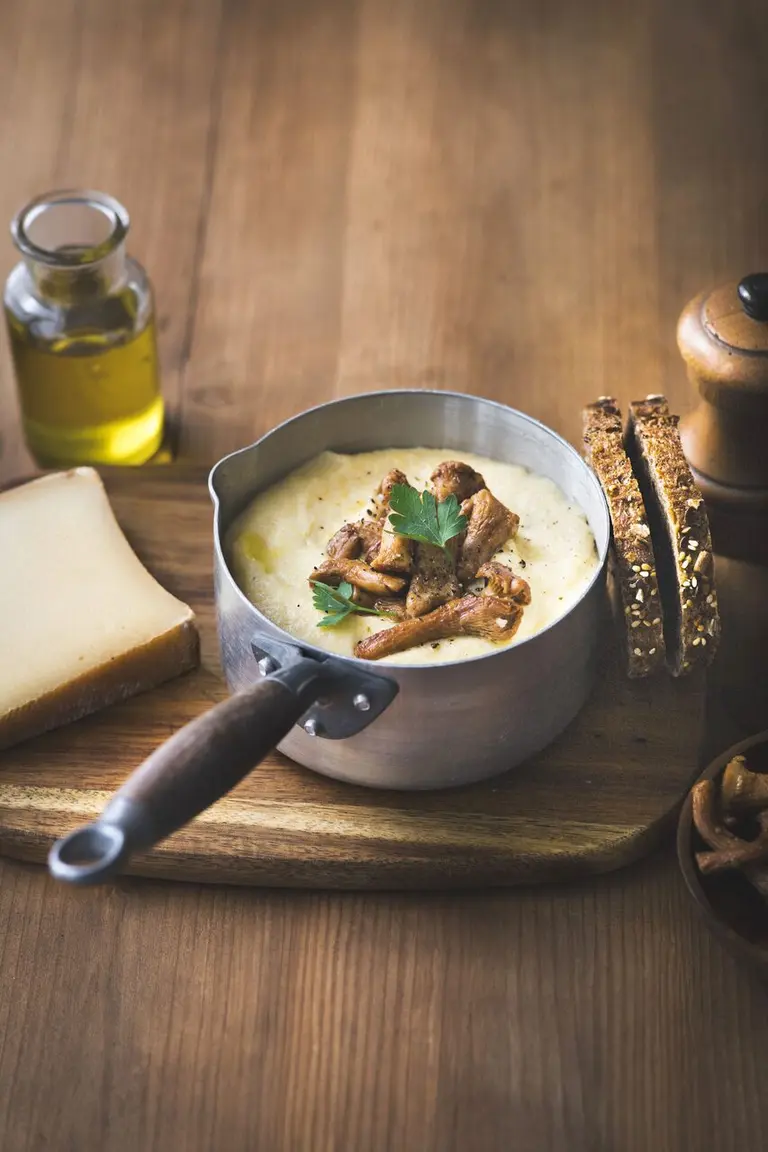 Polenta crémeuse, abondance et girolles