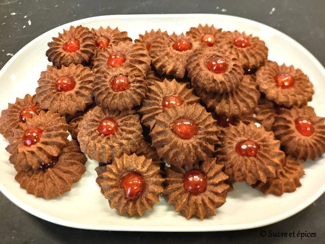 Biscuits pochés au cacao avec des jaunes d'oeufs