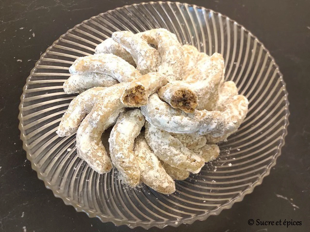 Biscuits sablés croissants de lune aux noix