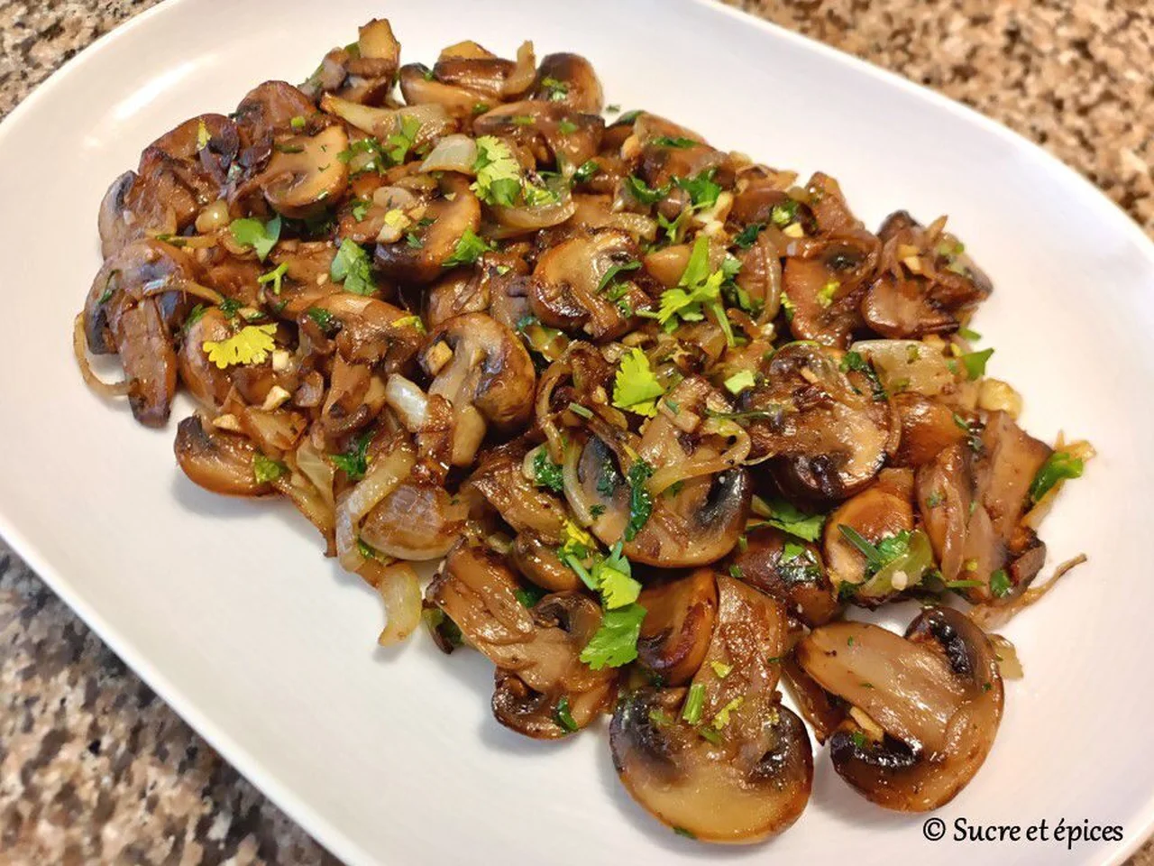 Champignons sautés à l'oignon et à l'ail