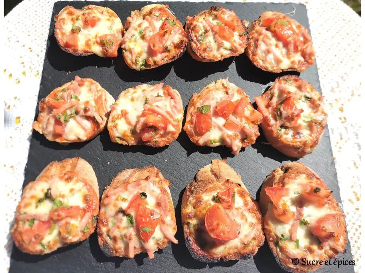 Crostini tomates, jambon et mozzarella