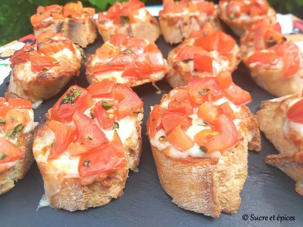 Crostini tomates mozarrella au pesto rosso