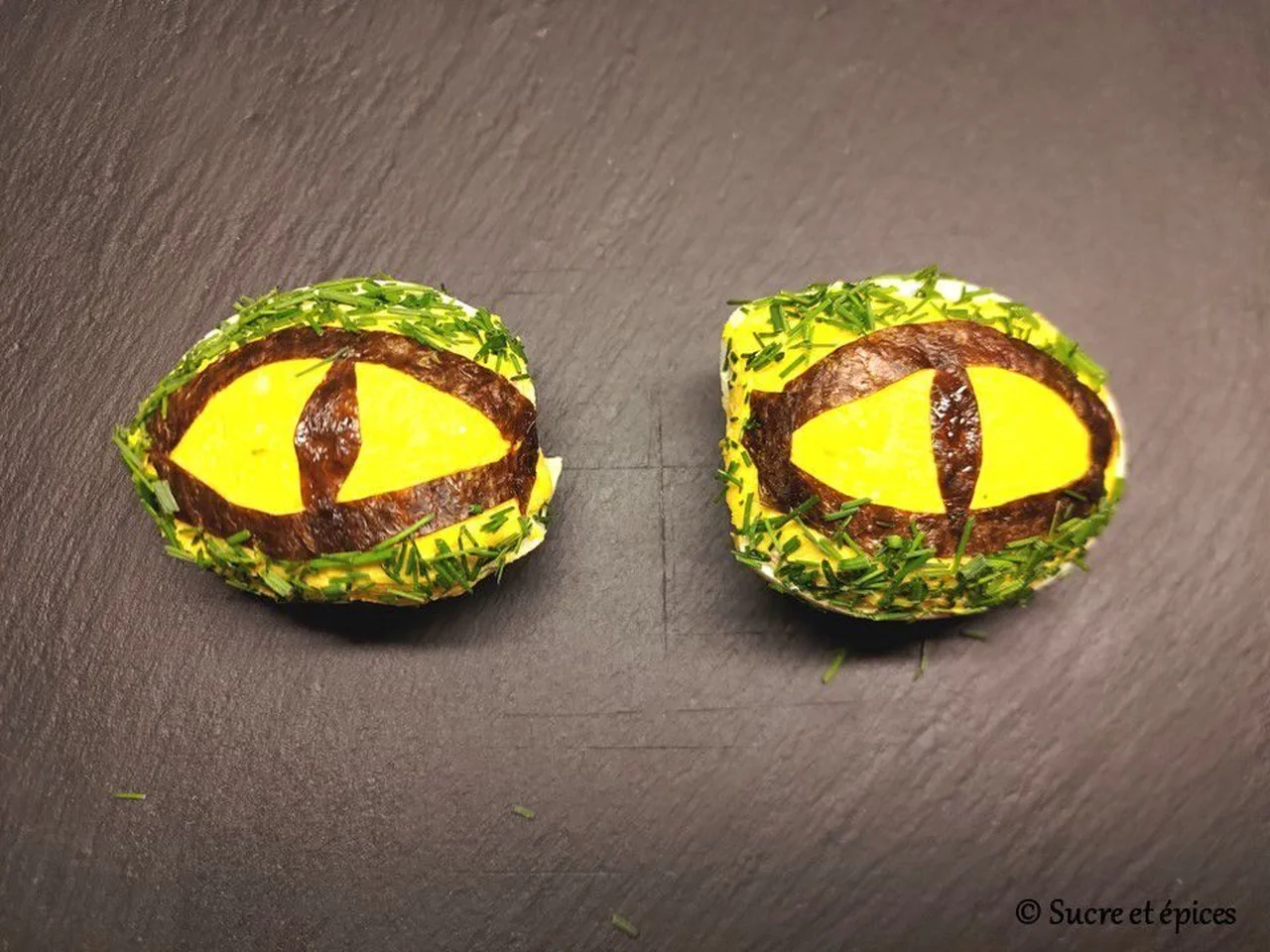 Oeufs farcis yeux de serpent