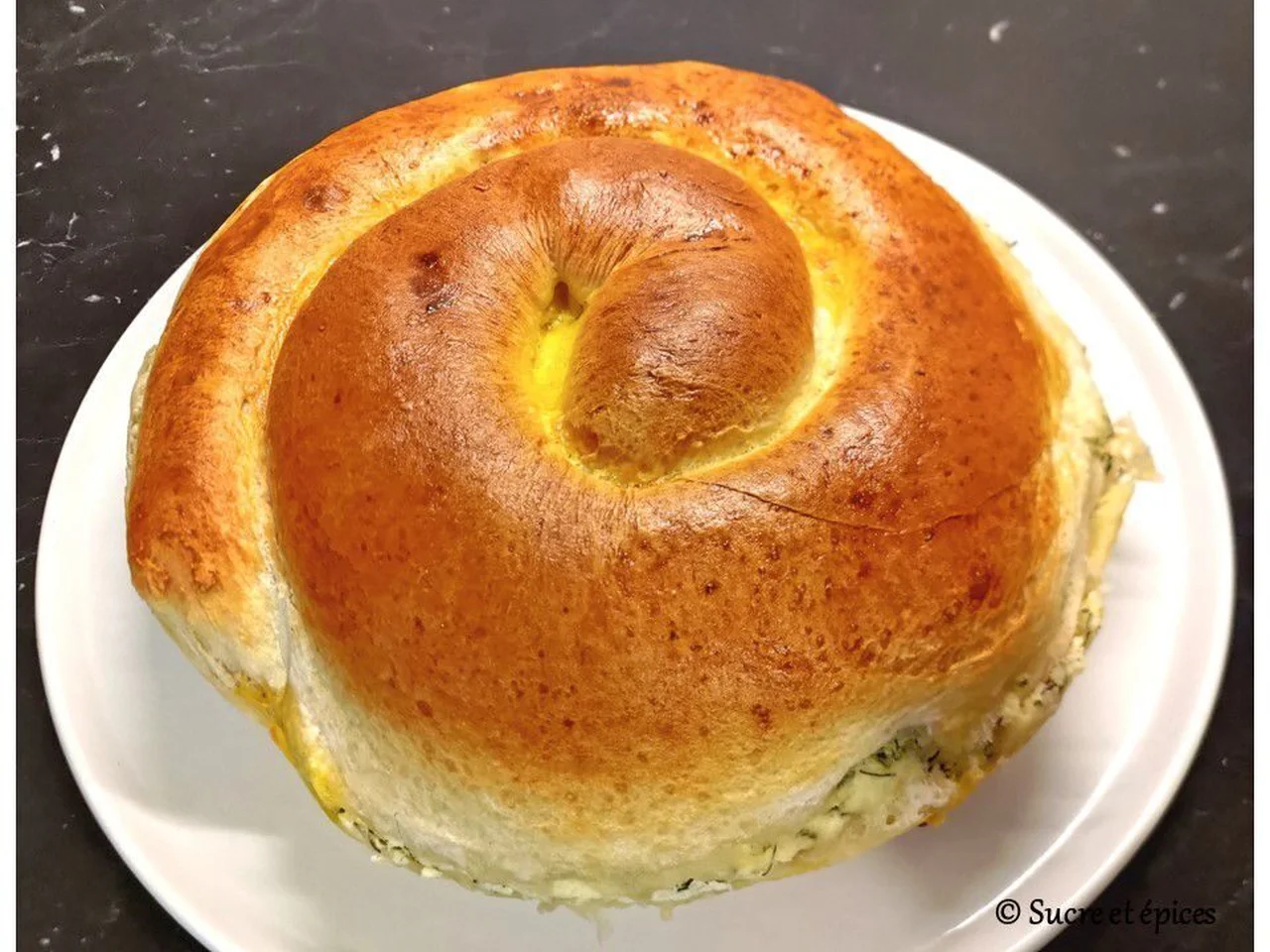 Pain roulé au fromage, oignons verts et ciboulette