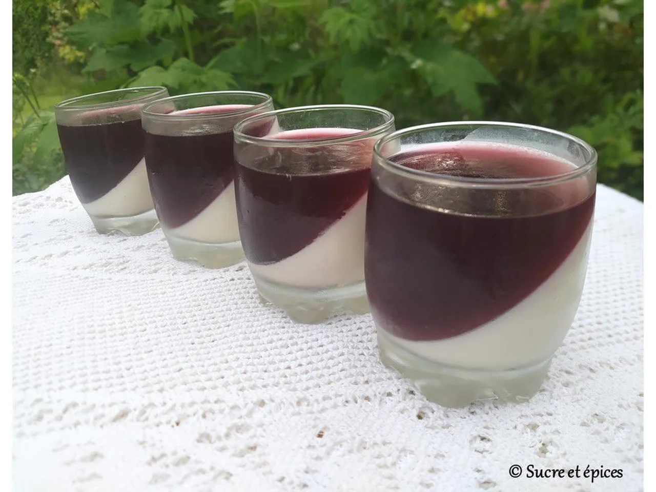 Panna cotta vanille et fleurs d'hibiscus