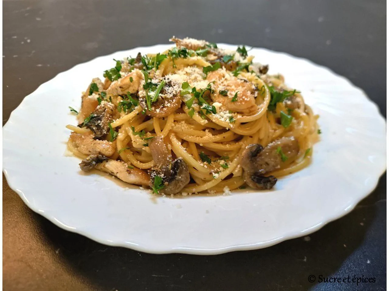 Pâtes au poulet, sauce crémeuse aux champignons