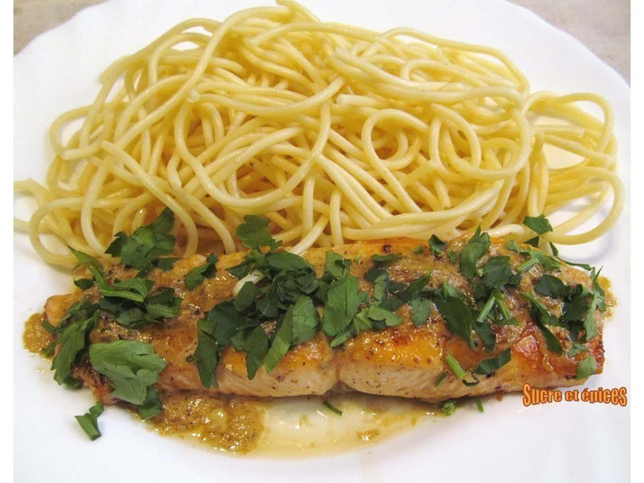 Pavés de saumon poêlés, sauce citron-crème fraîche