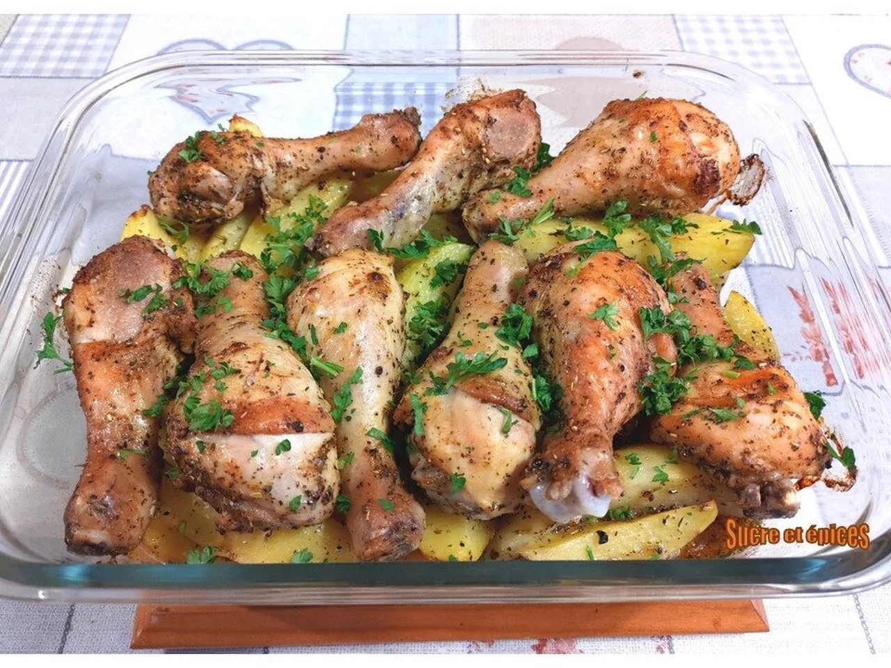 Pilons de poulet avec des pommes de terre au four